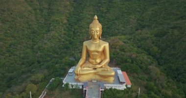 Dağ manzarasındaki Altın Buda Heykeli 'nin havadan görünüşü.