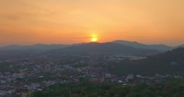 Khao Rang 'ın altın gün batımındaki hava manzarası