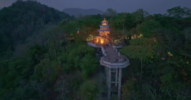 Alacakaranlıktaki Aydınlanmış Tepe Pavyonu 'nun hava manzarası.