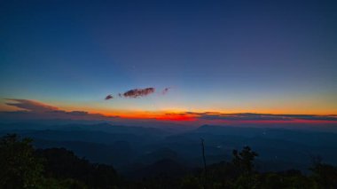 Gün batımında dağların üstünde zaman akıp gidiyor.