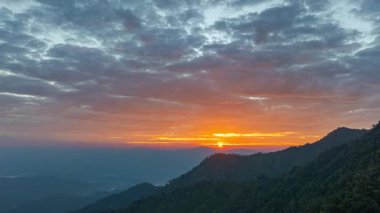 Gün doğumunda dağların üstünde zaman akıp gidiyor..