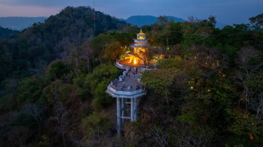 Alacakaranlıktaki Khao Rang manzarası