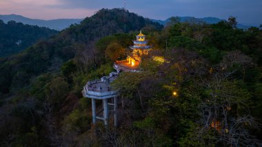 Alacakaranlıktaki Khao Rang manzarası