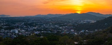 Khao Rang 'ın günbatımında sarı hava manzarası.