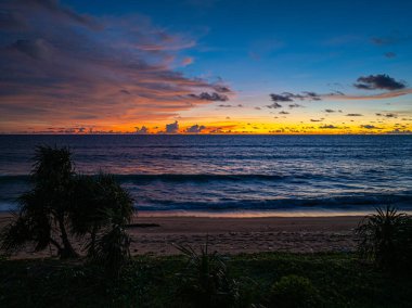 Gökyüzünün havadan görünüşü sarıya döner turuncuya ve denizin üzerinde kırmızıya