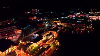 Göl kenarındaki bir Çin köyünde gece lambaları.