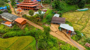 Pang Ung Barajı 'nın girişinin hava manzarasında yol boyunca pirinç terasları var. Çok güzel görünüyor ve doğayla iç içe.. 