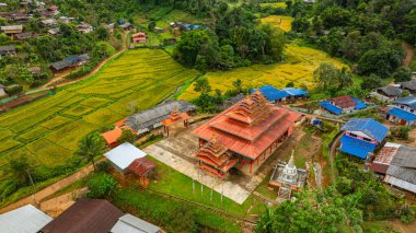 Pang Ung Barajı 'nın girişinin hava manzarasında yol boyunca pirinç terasları var. Çok güzel görünüyor ve doğayla iç içe.. 