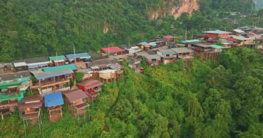 Gün doğumunda sisle kaplı dağ köyünün hava manzarası..