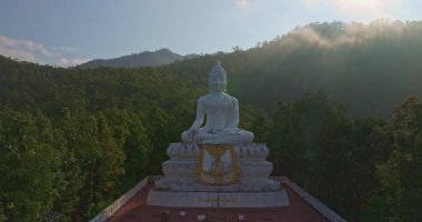 Pai 'deki Lush Ormanı' ndaki beyaz Buda 'nın hava manzarası..