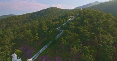 Gün doğumunda Pai dağının tepesindeki beyaz Buda 'nın hava manzarası.