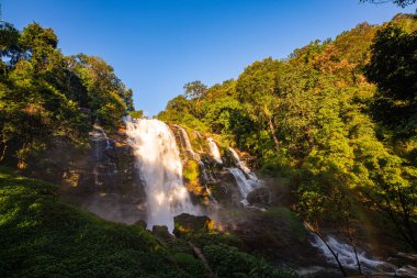 Wachirathan şelalesi Chiang Mai 'nin etrafı yemyeşil, sisin içinde canlı bir gökkuşağı şekilleniyor. Güneş ışığıyla vurulan su damlacıkları tüm gün boyunca görebileceğimiz gökkuşakları yaratır.