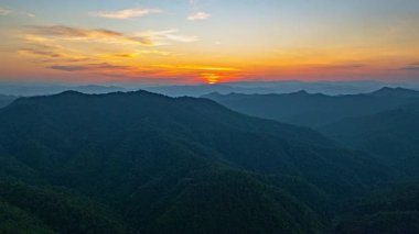 Vadide güneşin doğuşunda havadaki hiper hız, altın gökyüzü