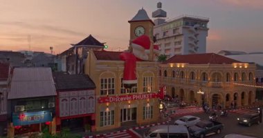 Phuket şehrinde günbatımında klasik binaların hava manzarası