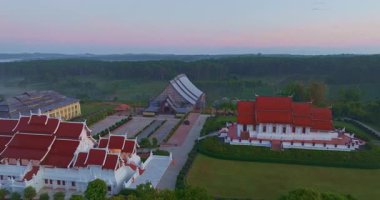 Wat Baan Khan Tapınağında güzel bir gün doğumu manzarası.