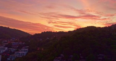 Dağın üstünde çarpıcı güneşin doğuşunun havadan görüntüsü