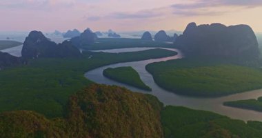 Phang Nga 'daki Baan Naingob' daki mangrov ormanında dar bir kanal. Balıkçı köyünden Phang Nga okyanusuna giden yol. Mangrove ormanlarında takımadalar.