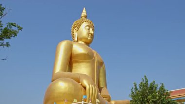Muang Ang Tayland 'da yüce Buda' nın üzerindeki mavi gökyüzü. Dünyanın en büyük Buda heykeli uzaktan görülebilir.