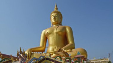 Muang Ang Tayland 'da yüce Buda' nın üzerindeki mavi gökyüzü. Dünyanın en büyük Buda heykeli uzaktan görülebilir.