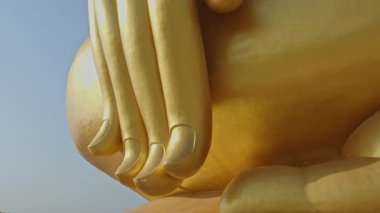 Dünyanın en büyük altın Buda heykelinden bir altın parmak.