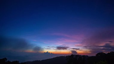 Alacakaranlıkta, zaman aşımına uğramış bir sahne günbatımını gösterir