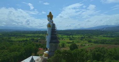 Beyaz Buda Brahma Panyo heykelinin havadan görünüşü dağın önünde dik duruyor.