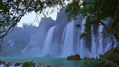 İnanılmaz Ban Gioc Şelalesi (Ban Gioc Şelalesi) veya Çin 'de dünyanın en büyük 4. şelalesidir. Yeri Vietnam ve Çin arasındaki sınırda.