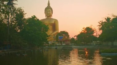 Altın günbatımında Büyük Buda heykeli