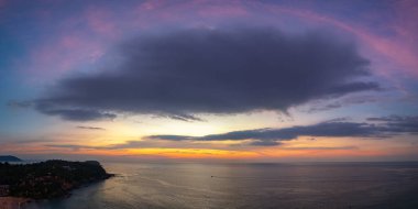 Gün batımında gökyüzü güzel Kata sahilinde Phuket Tayland.
