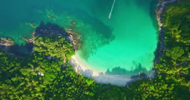 Özgürlük plajındaki yeşil deniz manzaralı Patong Phuket.