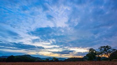 Bulutlu bir gökyüzü altında kurak alanın hızlandırılmış alanı.