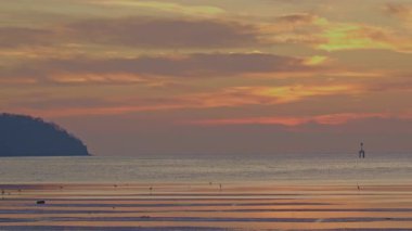 Gün doğumunda adanın üzerindeki gökyüzü güzel bir renk eğrisidir.