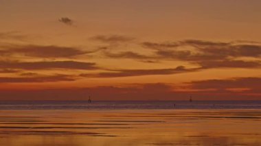 Alacakaranlık Saati 'nde Okyanusun Üzerinde Güzel Bir Gökyüzü 