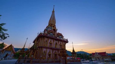 Phuket vilayetindeki Chalong Pagoda 'nın üzerindeki manzara mavisi gökyüzü. Chalong Tapınağı, sahte mavi gökyüzünün gökyüzü manzarasının en popüler simgesidir. Seyahat kültürü kavramı..