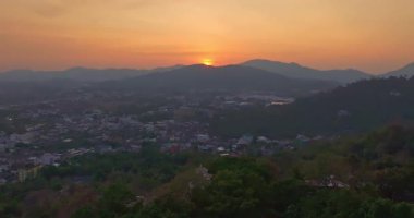 Khao Rang 'ın üstündeki Sunset' in hava görüntüsü. Gün batımında yemyeşil dağların arasında yuva yapmış bir kasaba. Dusk 'taki Phuket kasabasının yamacında bir Pavyon yapısı var.