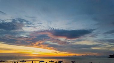 Okyanusun üzerindeki zaman aşımı renkli bulut