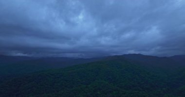 Bulutla kaplı Dağ Tepesi 'nin hava manzarası