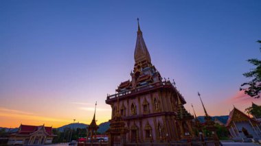 Phuket vilayetindeki Chalong Pagoda 'nın üzerindeki manzara mavisi gökyüzü. Chalong Tapınağı, sahte mavi gökyüzünün gökyüzü manzarasının en popüler simgesidir. Seyahat kültürü kavramı..