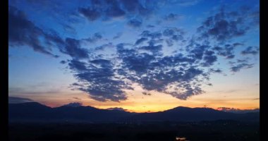 Dağın üstündeki renkli altın gökyüzünün havadan görünüşü