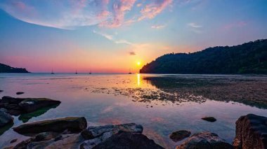 Surin Adaları 'ndaki Mai Ngam Sahili' nde gün batımının güzel yansıması.