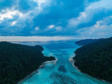 Berrak turkuaz sularla çevrili yemyeşil tropikal adaların çarpıcı hava manzarası. Mercan resifleri ve kumlu kıyılar derin mavi okyanusa karşı çok güzel tezat oluşturuyor. Surin Adaları