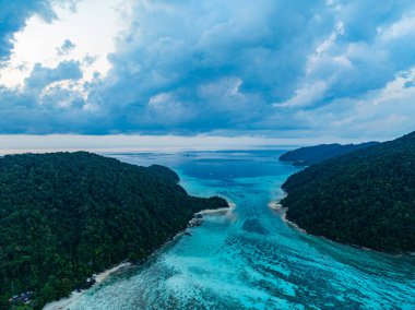 Berrak turkuaz sularla çevrili yemyeşil tropikal adaların çarpıcı hava manzarası. Mercan resifleri ve kumlu kıyılar derin mavi okyanusa karşı çok güzel tezat oluşturuyor. Surin Adaları