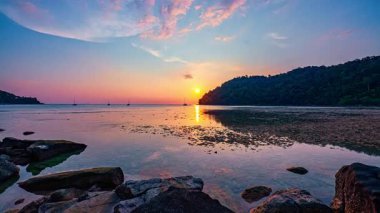 Surin Adaları 'ndaki Mai Ngam Sahili' nde gün batımının güzel yansıması.