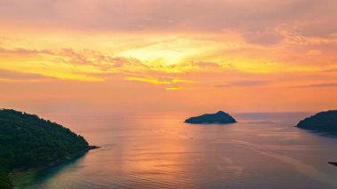 Surin Adaları üzerindeki gökyüzü manzarasının hava hiper yanılma görüntüsü