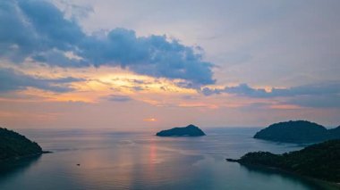 Surin Adaları üzerinde gün batımı yukarıdan görülüyor