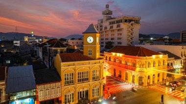 Phuket, Tayland-10 Şubat 2025: Geceleri Phuket şehrinin göbeğinde değerli bir Sino-Portekiz mimarisi