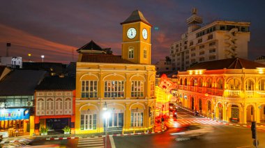 Phuket, Tayland-10 Şubat 2025: Geceleri Phuket şehrinin göbeğinde değerli bir Sino-Portekiz mimarisi