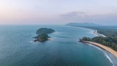 Koh Phra Thong Phang Nga Tayland 'ın gökyüzü manzarası. Bereketli yeşil ormanın adanın etrafında beyaz kumlu plajları ve küçük adaları vardır. Bozulmamış doğa rahatlamak için mükemmeldir..