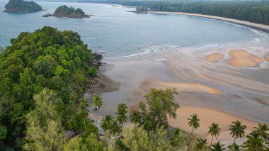 Bu, okyanus üzerindeki güzel bir günbatımı görüntüsü. Önünde küçük bir ada ya da kara parçası var. Güneşin altın renkleri kusursuz bir şekilde gökyüzüne karışıp huzurlu ve huzurlu bir atmosfer yaratıyor.