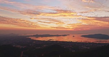 Güneşin doğuşundaki güzel sarı gökyüzünün ada manzarası.